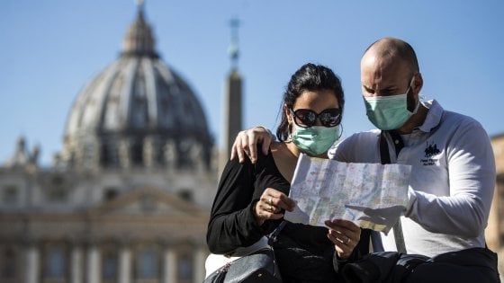 Coronavirus, sempre più paesi sconsigliano i viaggi in Italia: "Una mazzata per il turismo e il pil"