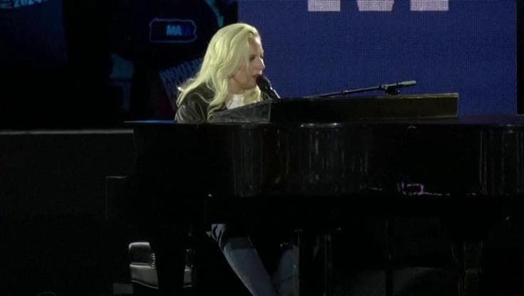 Lady Gaga al piano canta "God bless America" per Kamala Harris