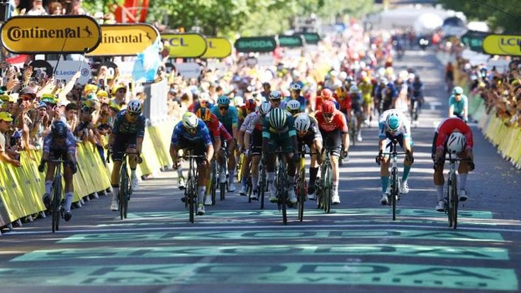 Tour de France, l’olandese Groenewegen vince la sesta tappa in volata a Digione. Pogacar in giallo alla vigilia della crono