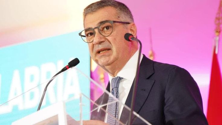 Fitto promuove l’avvocato Giosy Romano alla guida della Zes: il peso delle amicizie e delle coperture politiche