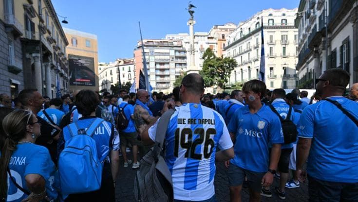 Napoli, via al corteo per la festa “100 anni d’amore”: piazza dei Martiri si tinge di azzurro