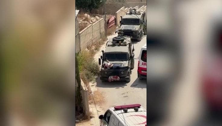 Palestinese ferito legato al cofano di un veicolo militare israeliano. Idf: "Indagheremo"