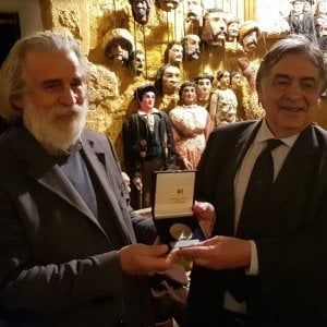 Palermo, Orlando regala la "medaglia ufficiale" della città a Cuticchio