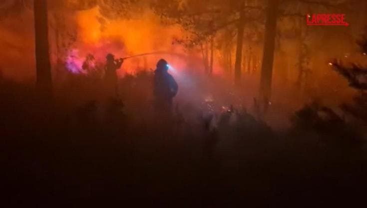 Spagna, maxi incendio nella regione di Valencia: i vigili del fuoco combattono contro le fiamme