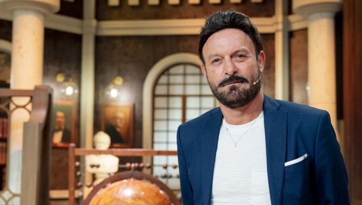 Totò Schillaci torna a scuola ma in tv: "Che stress, meglio calciare un rigore"