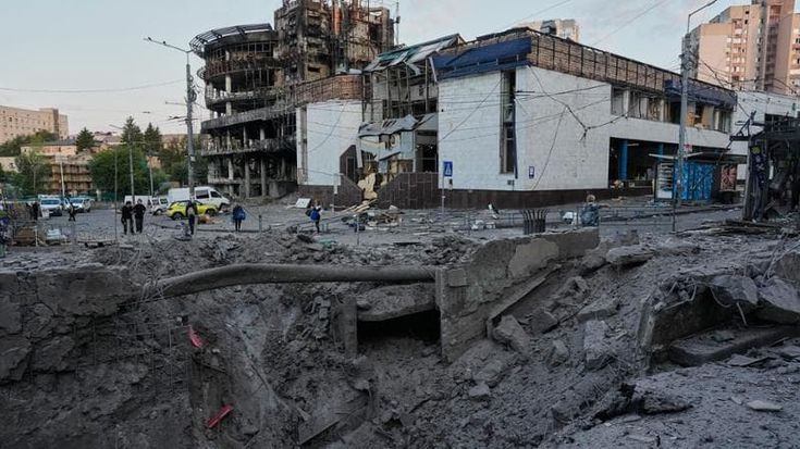 Missili balistici russi fanno strage in Ucraina. Colpita nave turca nel Mar Nero: 6 morti