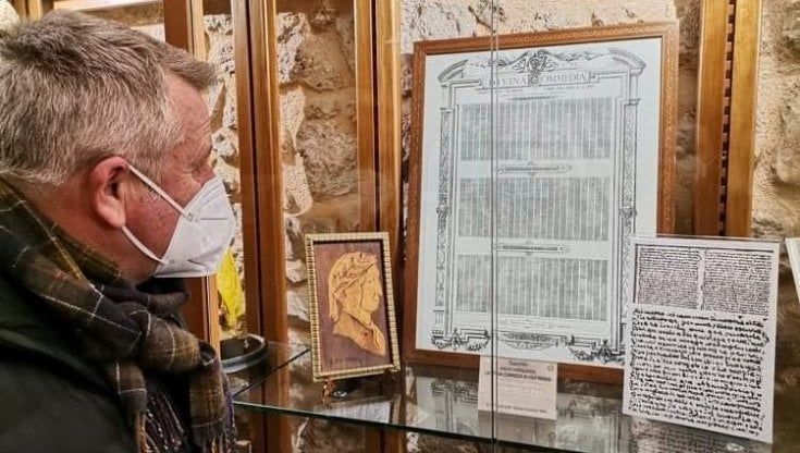 Dante, nel Foggiano una rarissima copia micro-calligrafa della Divina Commedia trascritta su pergamena nel 1888