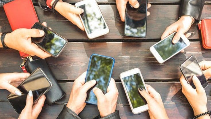 Videogiochi e social, allarme dell'Asl di Genova: "Dipendenza in crescita tra i giovanissimi"