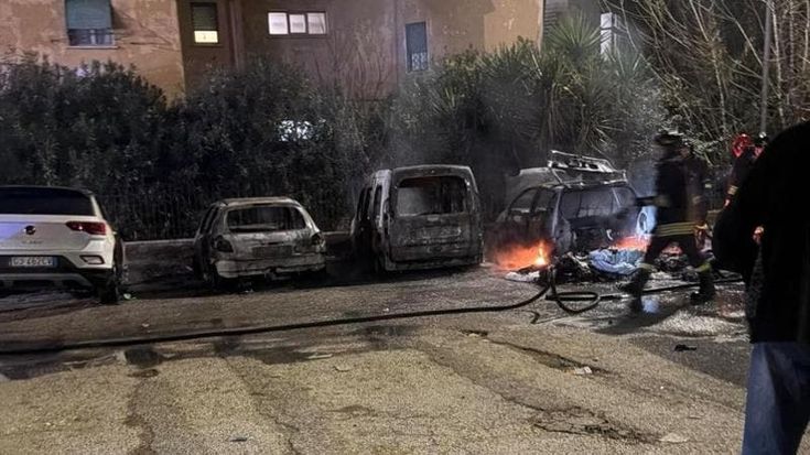 Capodanno di paura ad Acilia: auto date alle fiamme davanti alle abitazioni