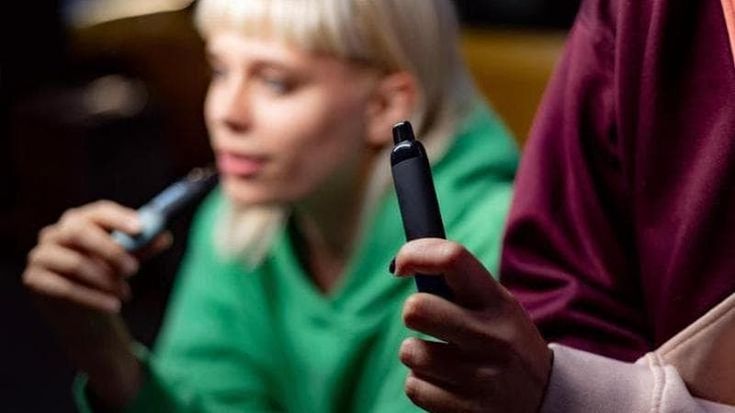 Sigaretta elettronica sempre più usata tra i giovani, ecco perché dà dipendenza