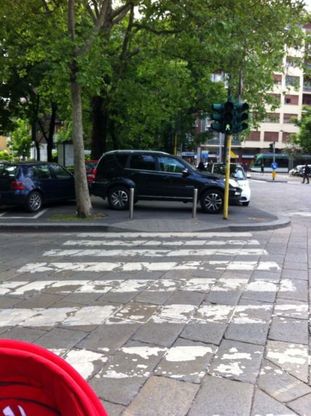 L'auto sullo scivolo, la fotodenuncia di una mamma