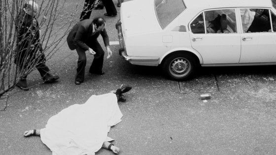 Rapimento Moro, nuova inchiesta: Br spararono anche contro auto misteriosa. Chi a bordo?