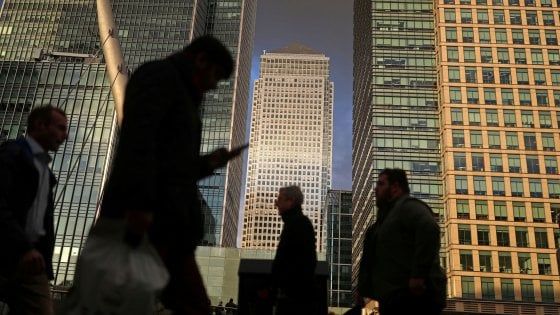 Sterlina debole sul caos Brexit. Borse Ue caute