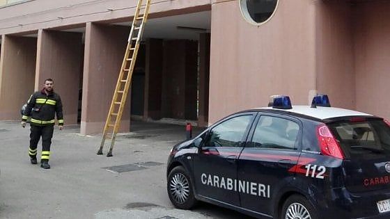 Bari, 14enne entra in casa per rapinarle e ferisce a coltellate due anziane: fermato