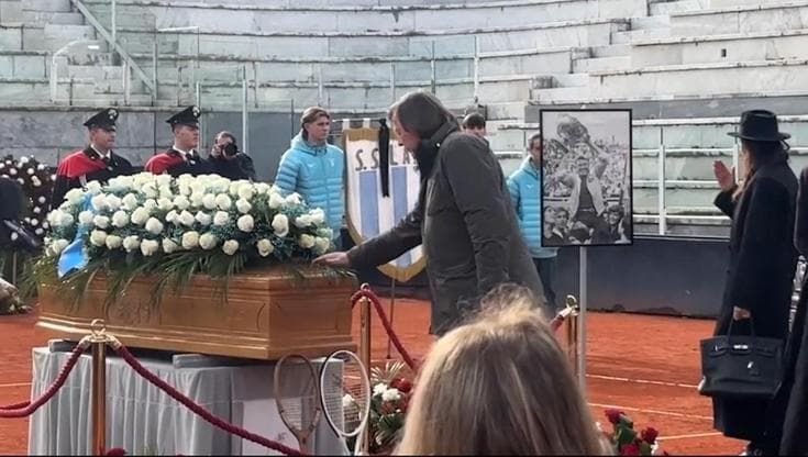 Pietrangeli, il saluto di Panatta alla camera ardente e il bacio alla bara