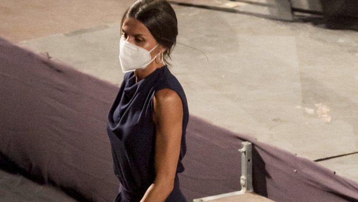 Che spacco! L'audace look di Letizia Ortiz per premiare Judi Dench