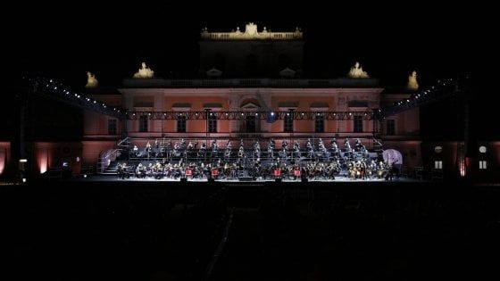 Carditello, notte magica anticamorra ovazione per il concerto del San Carlo