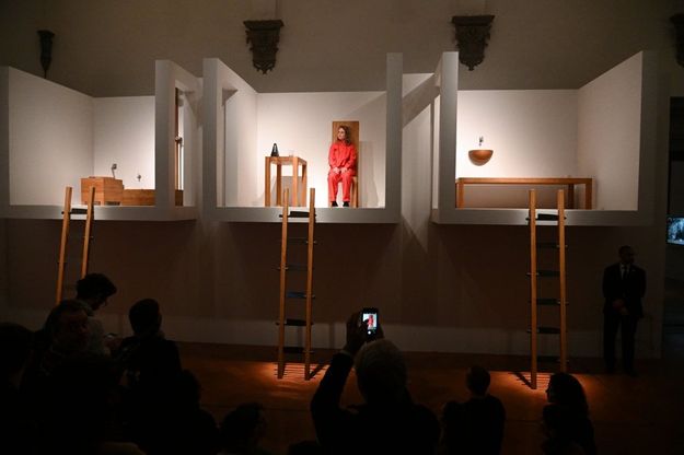 Firenze, 12 giorni sotto gli occhi del pubblico: a Palazzo Strozzi si replica una performance di Marina Abramovic 