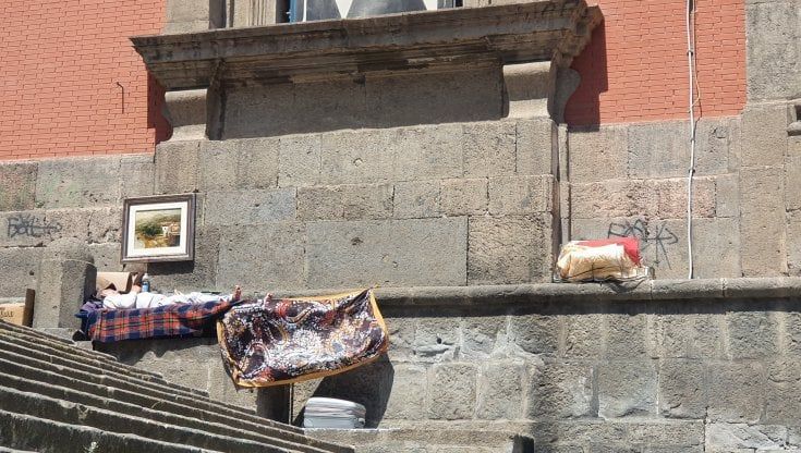Brandina e quadro appeso al muro, il giaciglio di un clochard al Mann