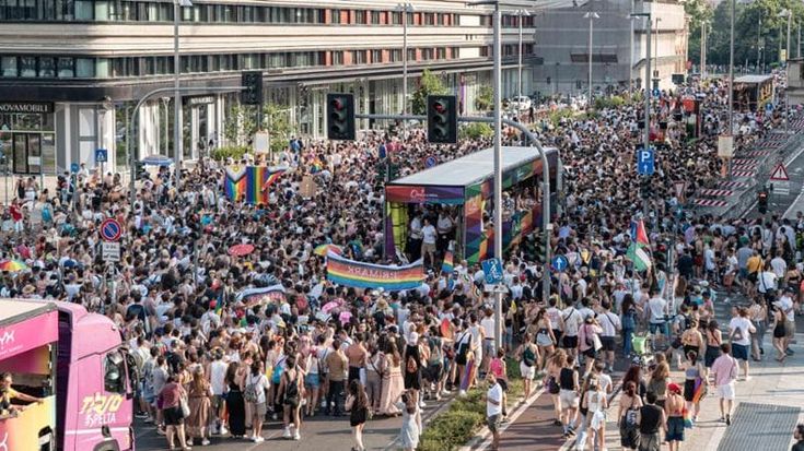Milano, strappa una catenina d’oro al Pride: arrestato, aveva un’altra collana rubata in bocca