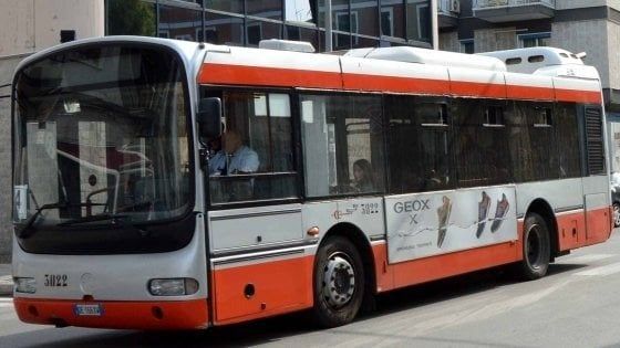 Bari, lite sul bus: lancia il cellullare contro il compagno ma ferisce un altro passeggero