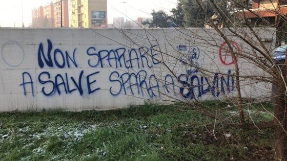 Milano, scritta anarchica sul muro di una casa popolare: "Sparate a Salvini"