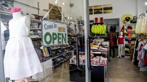 Coronavirus in Lombardia, supermercati e negozi aperti a Milano. E dai quartieri arrivano le storie online