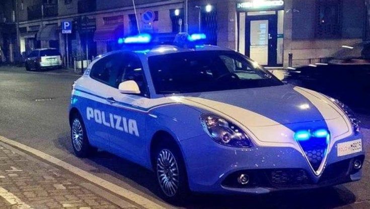 Parma, cade da sei metri di altezza per sfuggire alla polizia