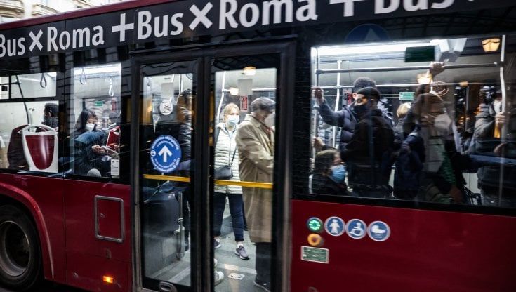 Bonus trasporti, arriva il decreto per rilanciare l'aiuto da 60 euro per treni e mezzi pubblici