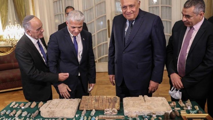 Israele-Egitto, la diplomazia del papiro. Lapid al Cairo restituisce preziosi reperti archeologici contrabbandati