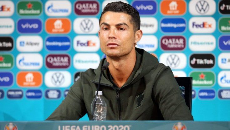 Portogallo, Ronaldo fa arrabbiare la Coca Cola: e ora rischia una azione legale