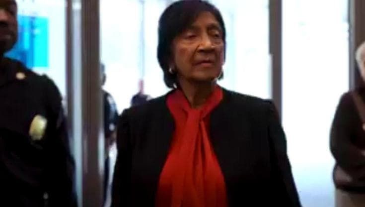 L'Aia, l'arrivo tra gli applausi alla Cpi della vincitrice del Nobel per la Pace Navi Pillay