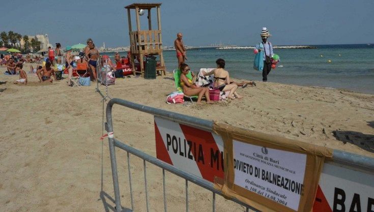Bari, la spiaggia di Pane e pomodoro è off-limits dopo la pioggia: ordinanza vieta i bagni