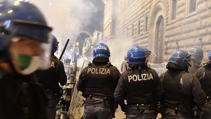 Firenze dopo la guerriglia: 4 arresti, due erano travestiti con tute e maschere de' "La Casa di Carta"