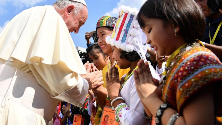 Papa Francesco incontra i profughi birmani: “Dio si chiama Rohingya”