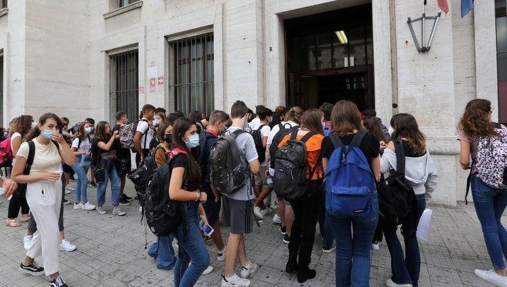 Scuola, prime classi in quarantena. Bianchi: "Contagi limitati, non torneremo in Dad"