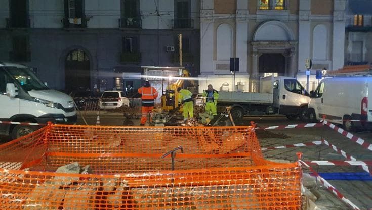 Corso Garibaldi chiuso per una perdita di acqua: traffico in tilt e autobus deviati