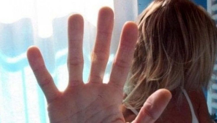Giugliano, pestata e segregata in bagno: interviene l'antiterrorismo