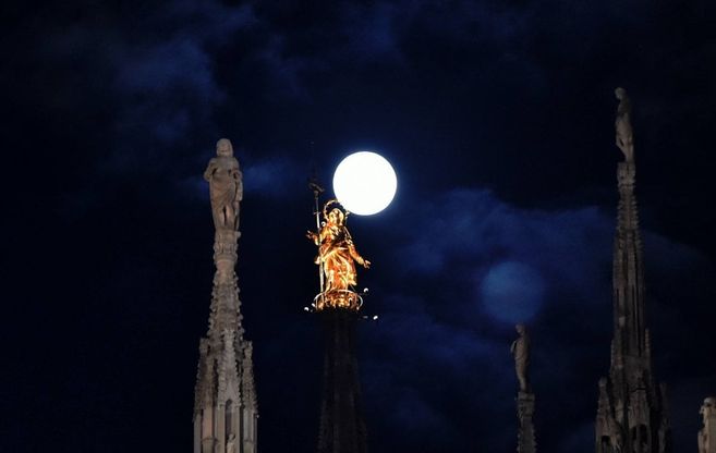 Milano, la Superluna illumina la Madonnina: lo show tra le guglie del Duomo