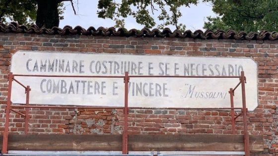 Restaurata la scritta fascista sul muro del castello, polemiche a Scarnafigi