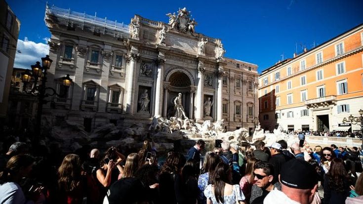 Fontana di Trevi, dal 2 febbraio scatta l’accesso a pagamento: “Ma solo fino alle 22”