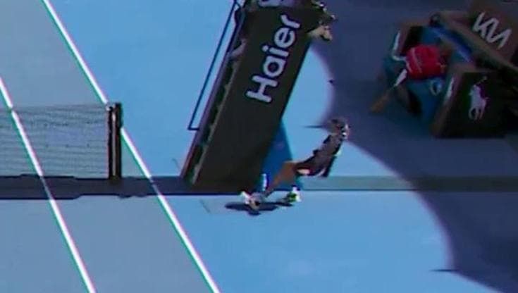 La raccattapalle sviene per il caldo agli Australian Open, Sonmez ferma il gioco e la soccorre