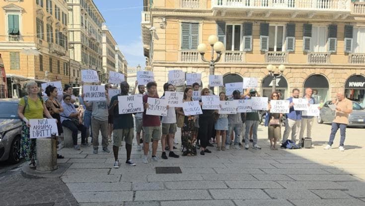 Migranti, sit-in degli operatori con don Giacomo Martino: “Mancano risorse e personale”