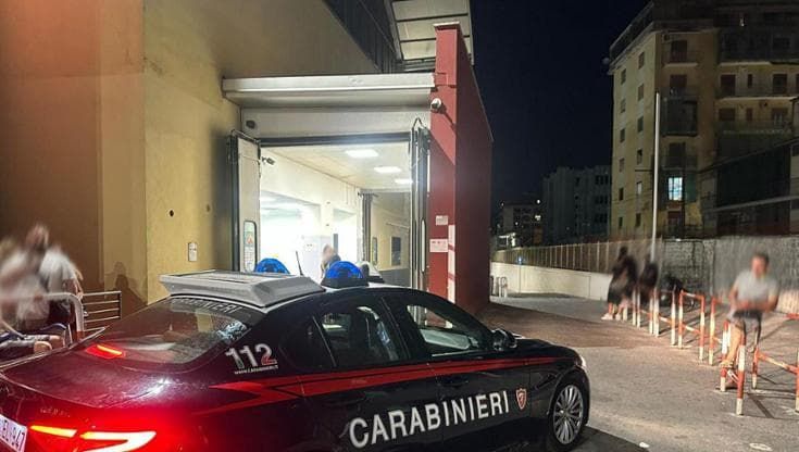Castellammare, donna in fuga dal compagno con il volto insanguinato salvata da un carabiniere