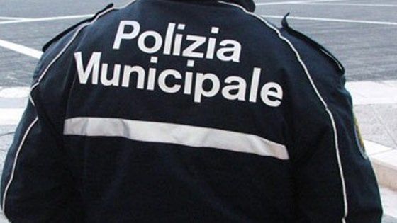 Sequestra ex moglie con l'amante, scatta foto e lo ricatta