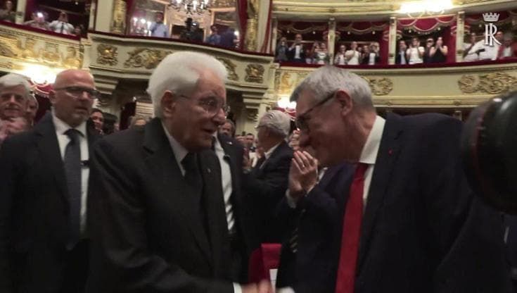 Standing ovation all'ingresso di Mattarella alla Scala per i 120 anni della Cgil