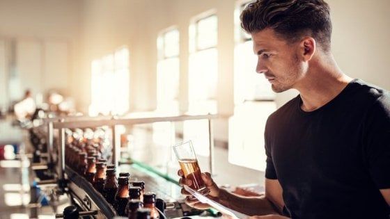 La birra in Italia dà lavoro e stabilità, ma servono investimenti in formazione 