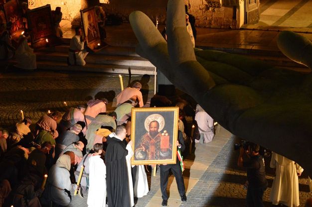 Bari, Sergio Rubini firma tra le polemiche il corteo di San Nicola
