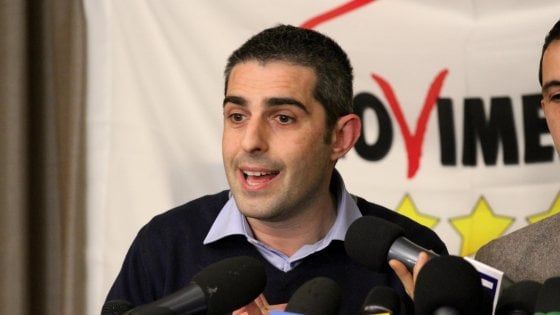 M5s, Bugani tende la mano a Pizzarotti: "Un bravo sindaco"