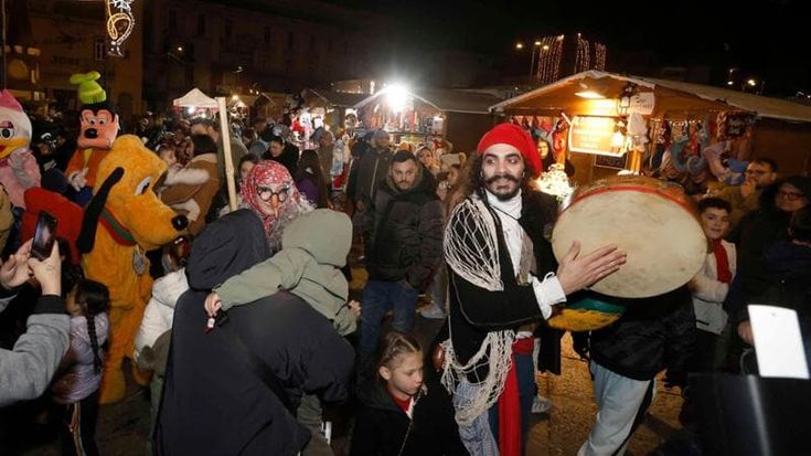 Epifania a Napoli, notte bianca in piazza Mercato e domani la befana dei pompieri al Plebiscito